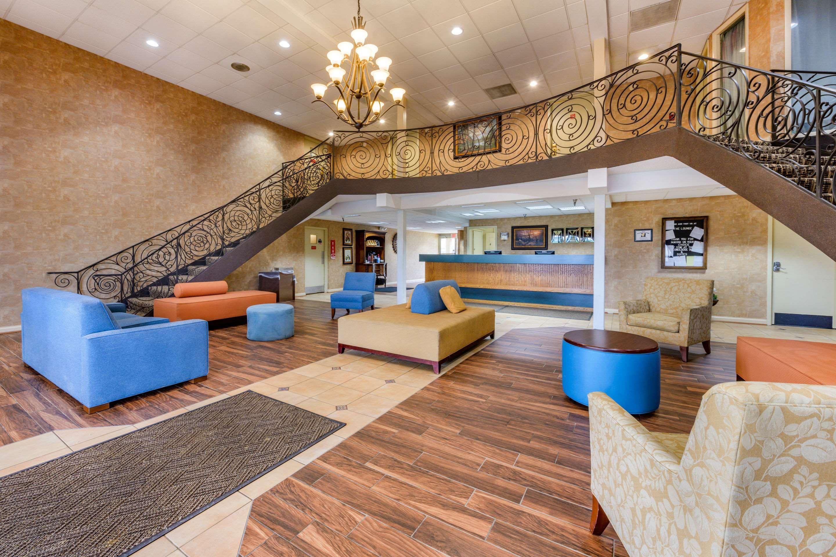 Econo Lodge Inn & Suites Triadelphia - Wheeling Exterior foto