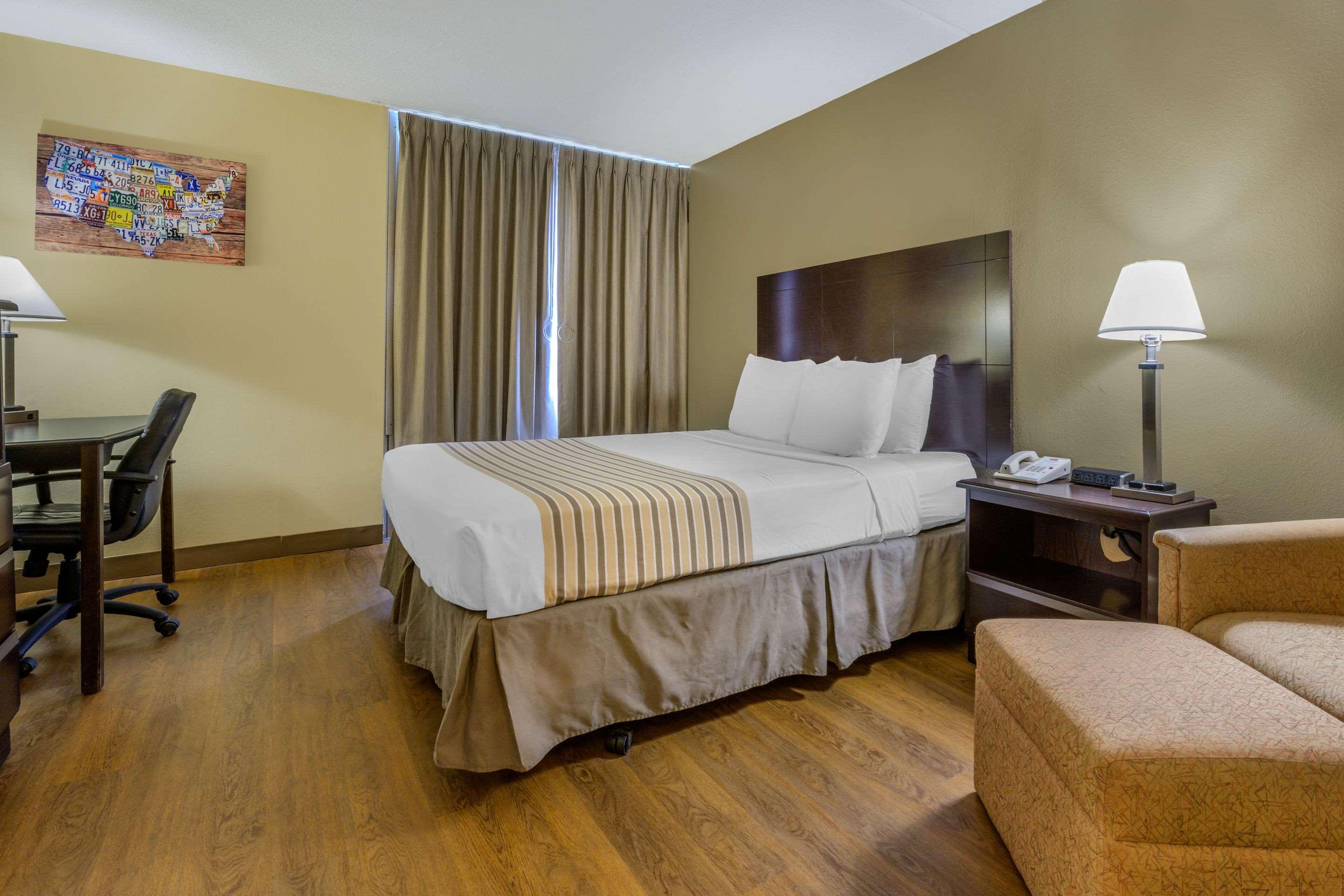 Econo Lodge Inn & Suites Triadelphia - Wheeling Exterior foto
