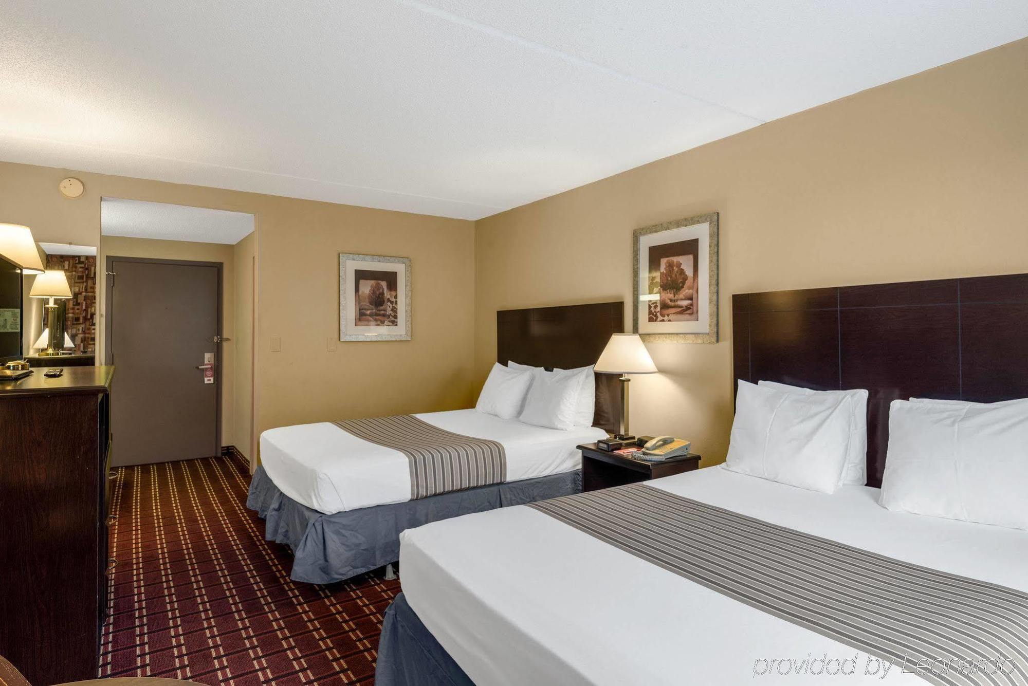 Econo Lodge Inn & Suites Triadelphia - Wheeling Exterior foto